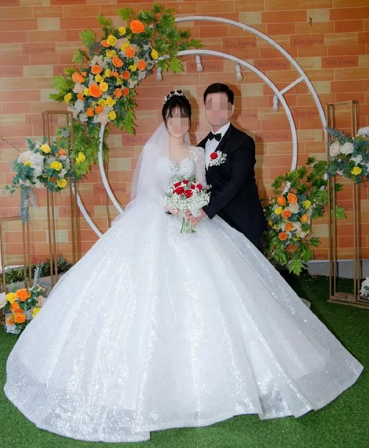 ▲兩人幸福結婚照。小叔至今仍心懷感激，感謝媒人邱姐讓他有機會牽起與小嬸的姻緣。