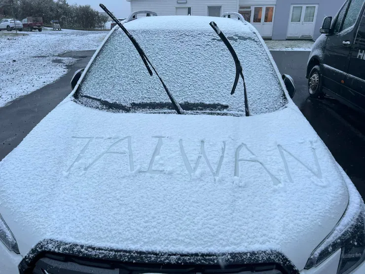 冰島天氣驟變清晨下雪