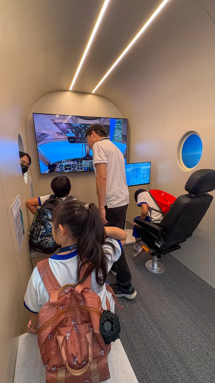 不過領航員有說,機艙實際更低,他們都要彎腰工作。