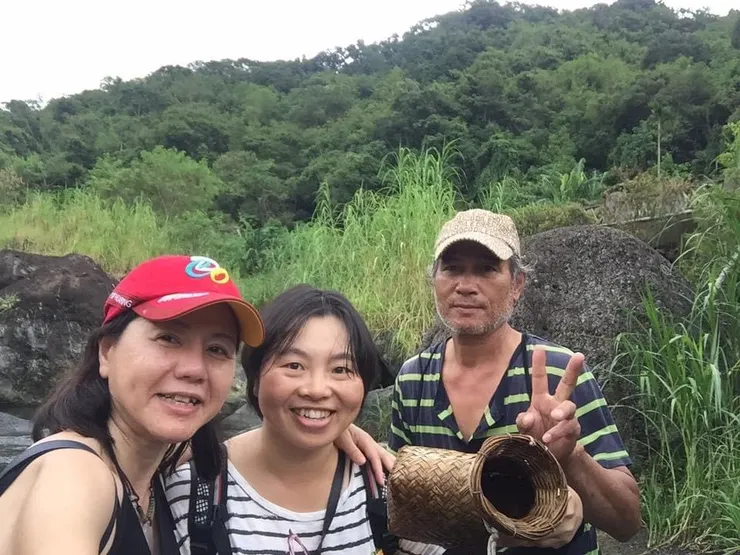 有趣的阿美族溪流灑網捕魚 ....