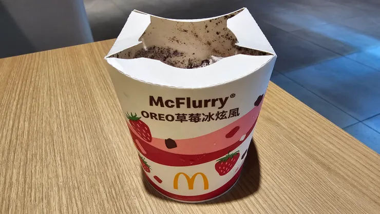 這是麥當勞的草莓冰炫風!儒儒說她很想吃但是都找不到!
