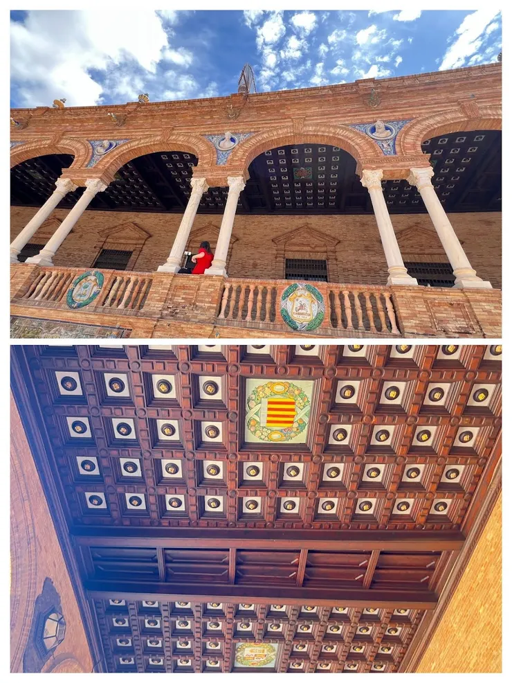 拱門的拱肩上可以看到有肖像的獎章，木製格子天花板散佈著幾何和紋章盾牌。