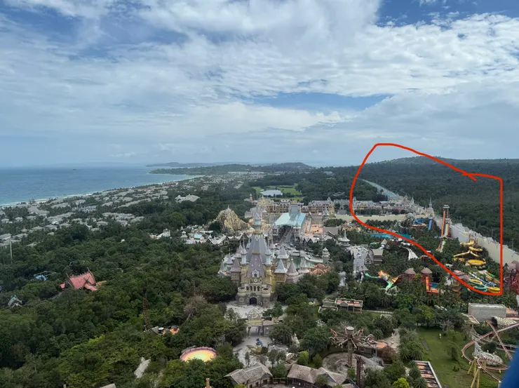 看到紅色框框的房子嗎？不可思議的淺