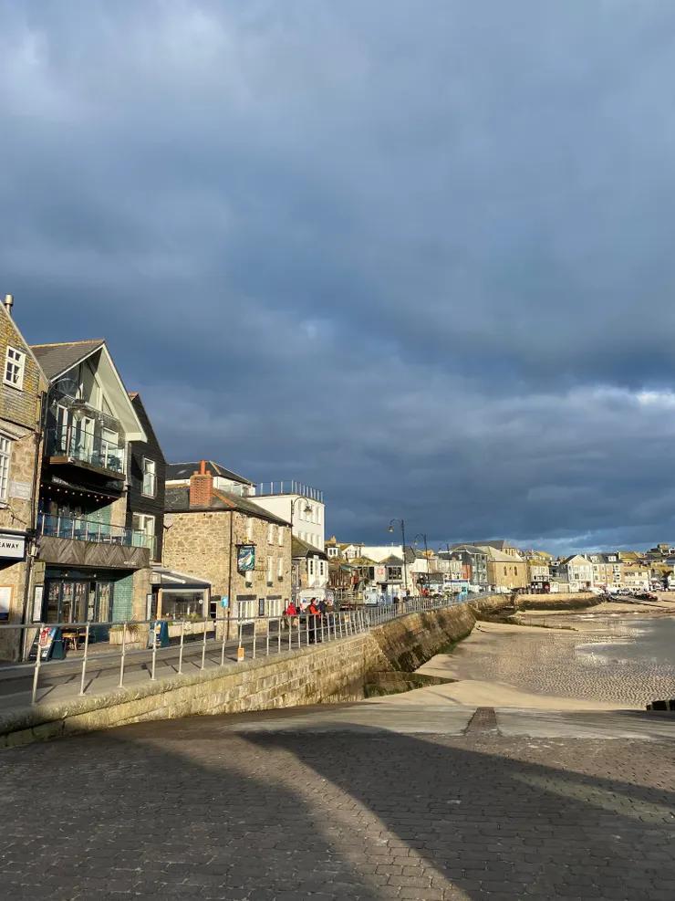 St Ives沿海堤旁的屋子跟小店