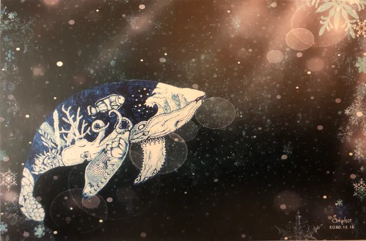 作者攝於 2023 年春|插畫家Ms. Rio寄來的明信片有這麼一張「鯨魚禪繞圖」,是Rio的摯友Ms. Sophie的作品,看完《我的鯨魚老爸》後,我內心一直祈願這離苦得樂的悠遊,就是鯨魚老爸的歸屬。(原創作品,請勿擅自使用或轉載。)