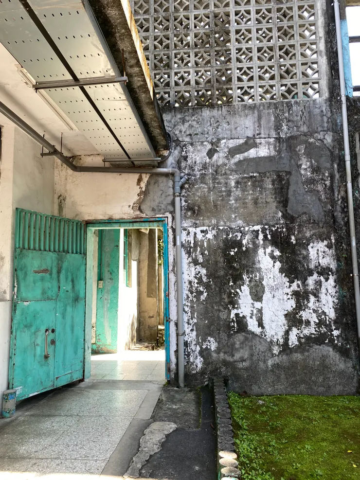 押房大門，平常不開啟。犯人出去會客等都是走底下小門