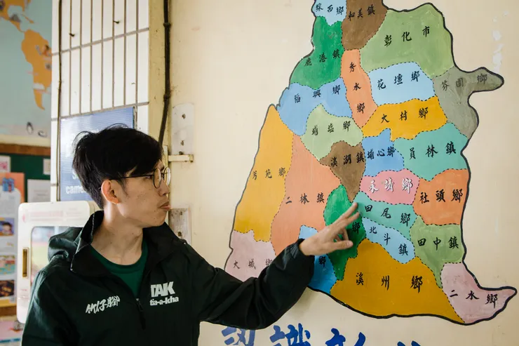 理事長使用德興國小校內地圖，跟我們介紹永靖竹子村的地理位置，以及竹子村的歷史由來