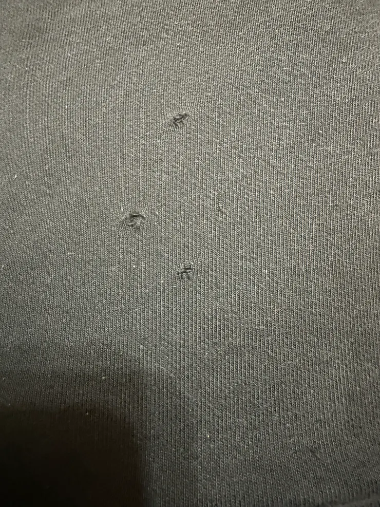 2025/12/28 盤腿坐時看到圓圓扯破的褲子