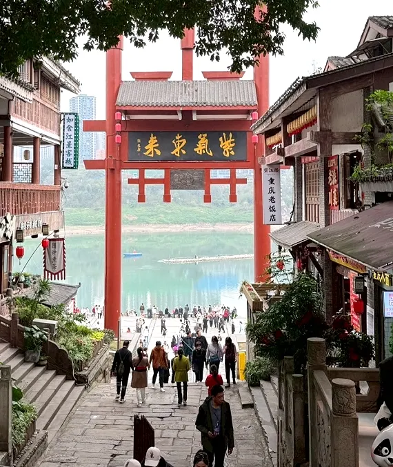 街道大多是明清建築風格,古鎮的終點是嘉陵江