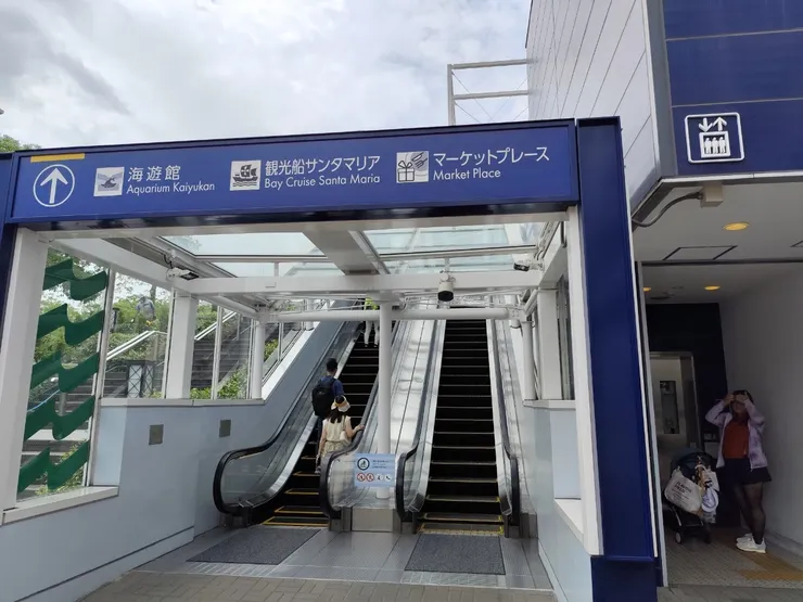 有手扶梯可上去2F，如果是推車，右側有升降梯👍