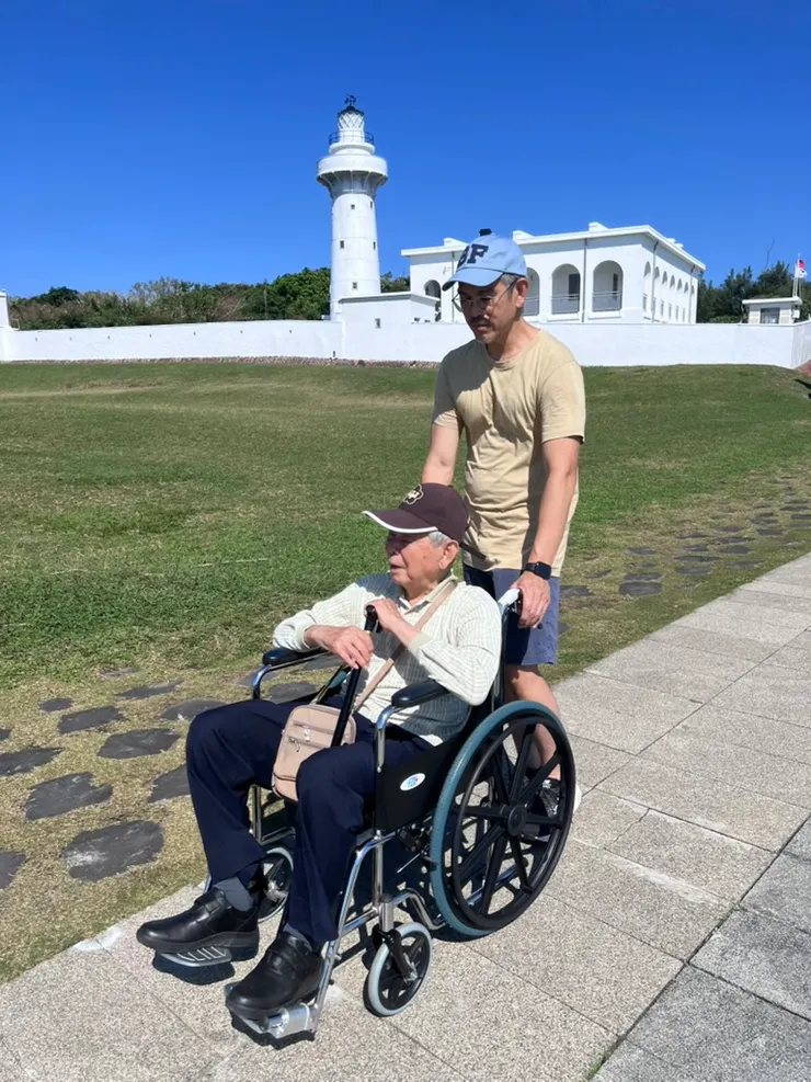 弟弟發現輪椅是有手剎車的（像腳踏車一樣），否則推下坡蠻危險的呢。