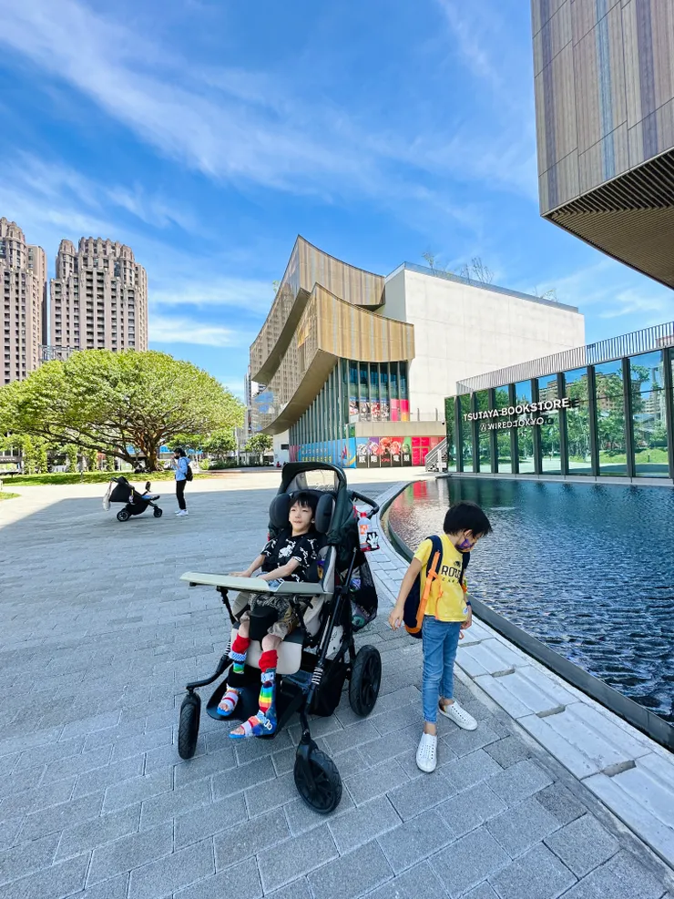 每一個孩子都是珍貴的禮物，無價。