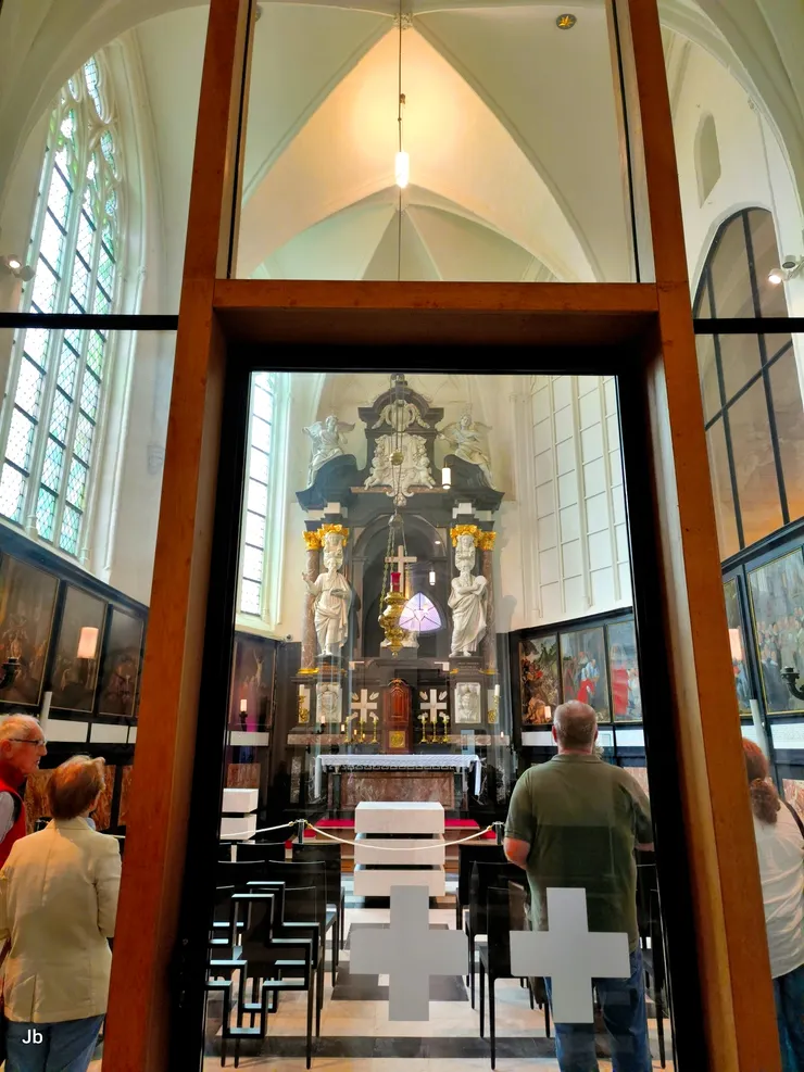 【聖母教堂內部】