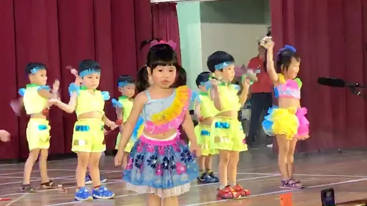 大女兒人生第一次上台表演