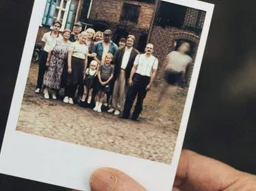 《聽見墜落之聲》劇照 - Angelika family photo