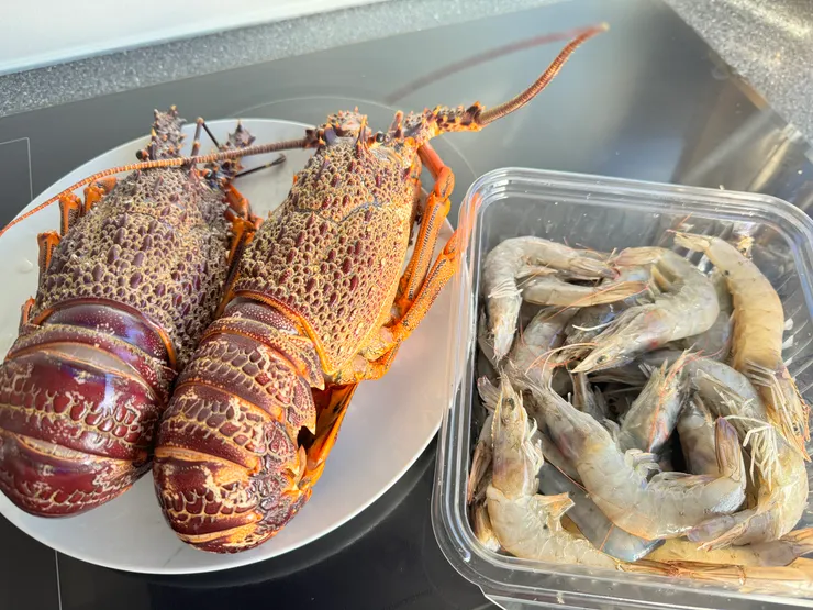 熬蝦高湯需要大量的蝦殼，所以我又買了一斤白蝦來作伴