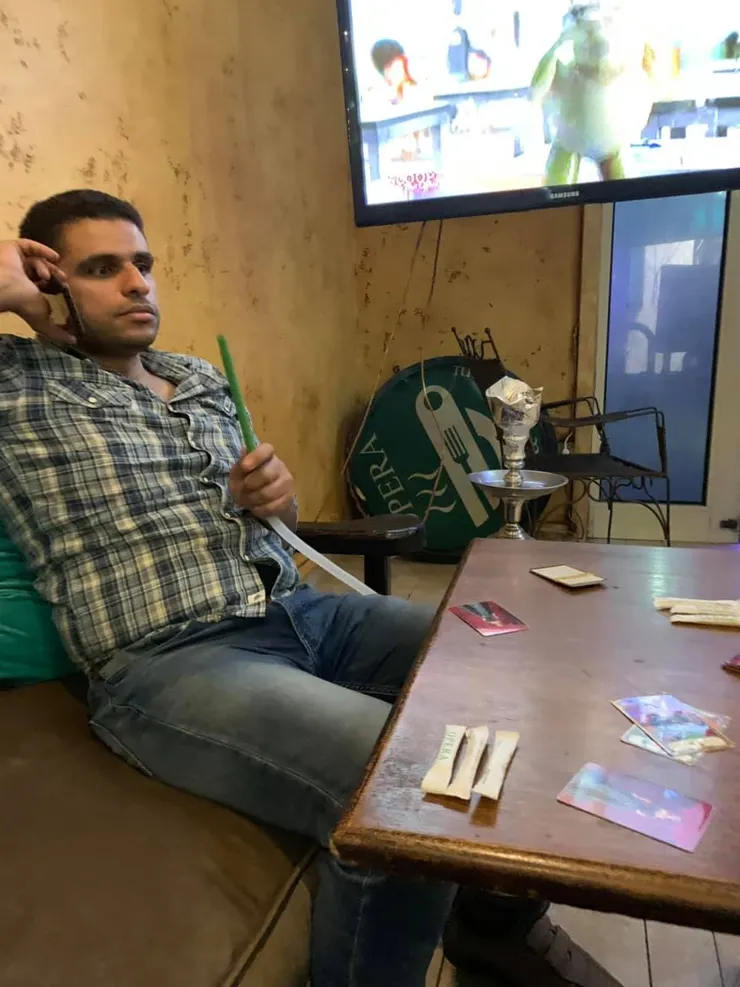 和主人去抽水煙玩桌遊