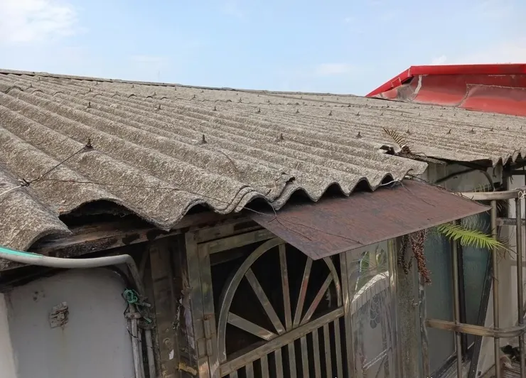 即日起至114年10月31日前可向環保局申請石綿建材廢棄物清除處理補助，環保局將安排業者協助清理拆除後之含石綿建材廢棄物。圖／新北環保局提供