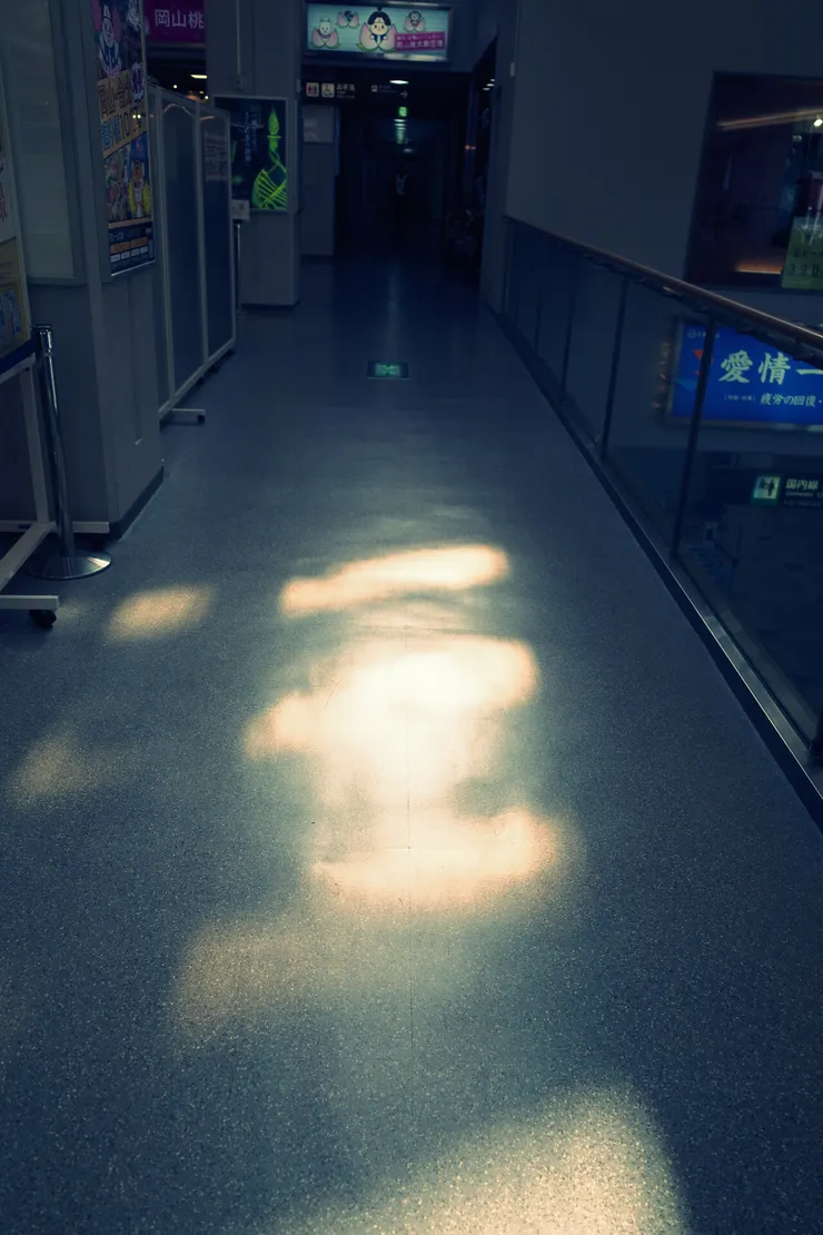 陽光灑落機場內的走道上