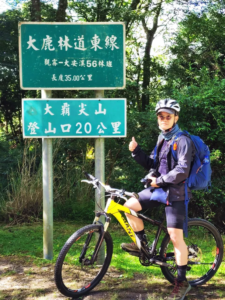 一早8:00在0.3K大霸尖山登山服務站以手機掃描申請表QR code，填寫完上傳後出發開始本日大鹿林道東線騎乘。