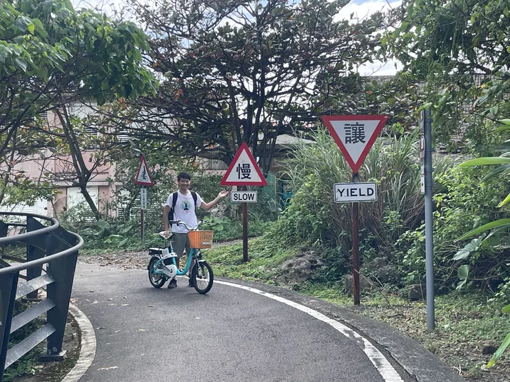 這個轉角後有個下坡!我們是趁無人的時候拍照的~