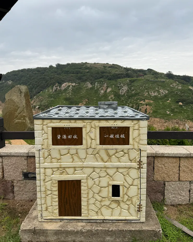 大浦村裡有當地建築特色的可愛垃圾桶