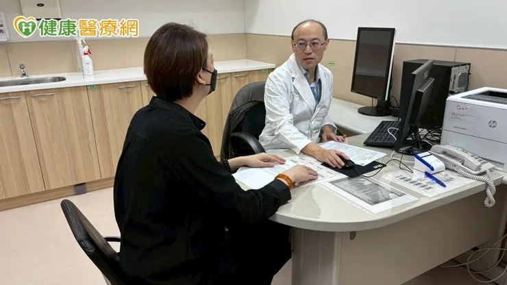 透過專業的醫療技術與患者堅韌的創作意志,類風濕性關節炎不再是奪走色彩的黑洞。