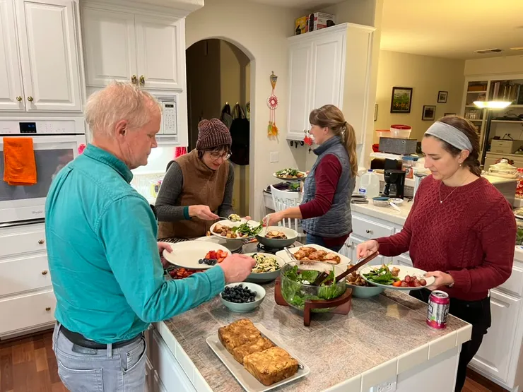 當自助餐那樣自己拿菜