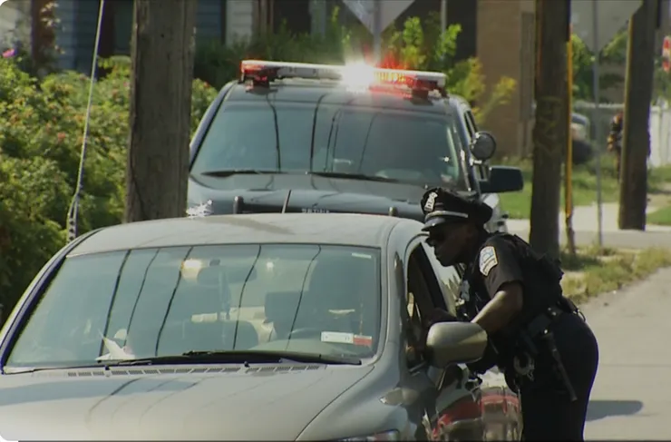 在美國自駕遊遇到攔檢怎麼辦：不要緊張，保持禮貌。