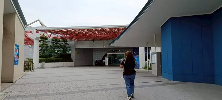 前面就是水族館入口