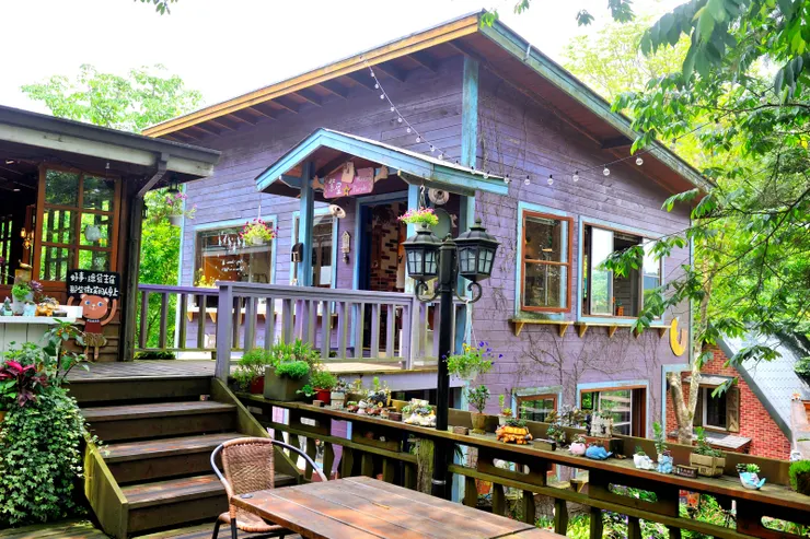 【避開尖峰獨享色彩斑斕的寧靜，鴨嫂口中好多的貓怎不見蹤影。圖中建物為紫屋，鴨嫂說她上次來到處可見貓咪，但這回幾乎看不到。】