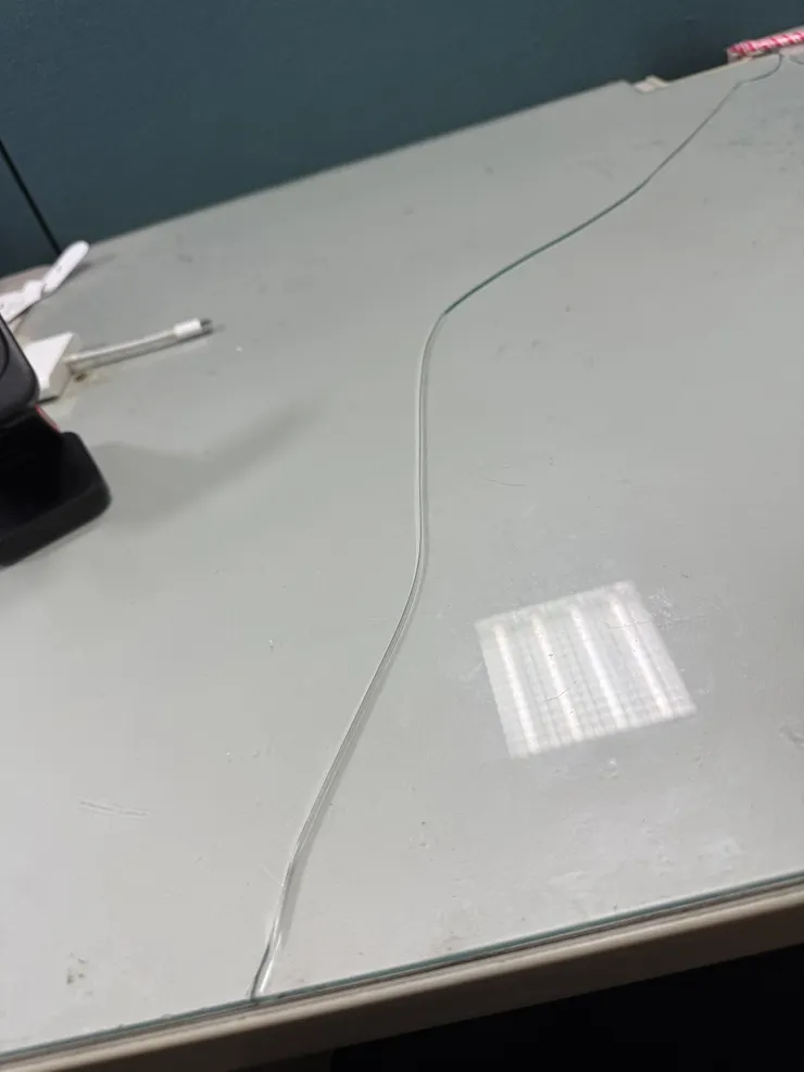 2025/10/27 位置的玻璃裂一半