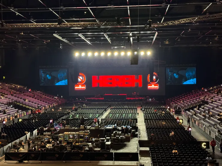 場地內部。我很早就入座了，所以場內還沒有什麼人