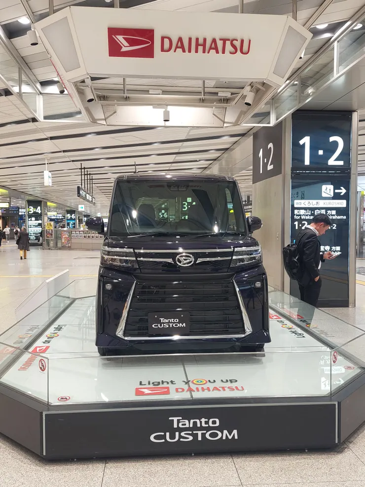 拍這照片，該不會是要拍那個穿西裝的男生吧。才不是呢。