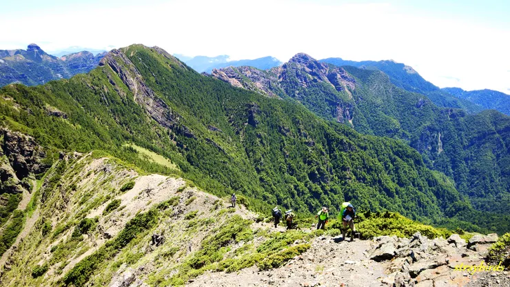 ▲南向上雪山北峰前的稜線