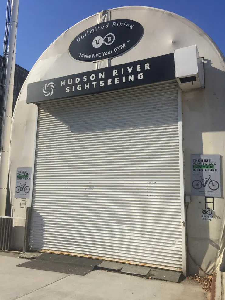 這拉下的鐵門是告訴卡蘿，訂票時的注意事項要仔細看……心情超冏的