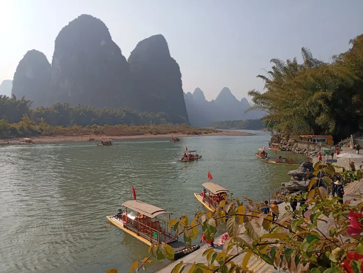 朝板山碼頭入口處美景