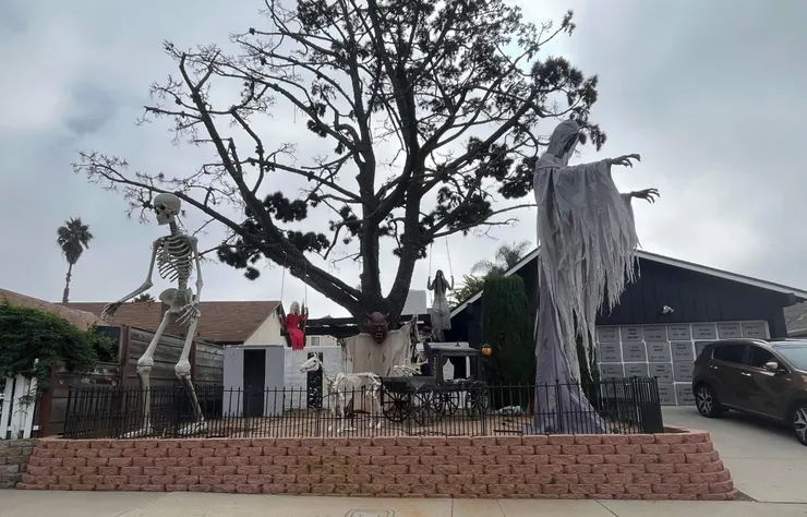 附近社區看到最搞剛的萬聖節裝飾
