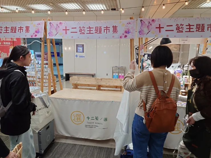 在人來人往的地方佈置有些緊張