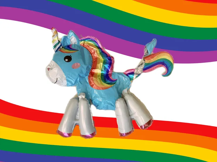 爆破後的造型氣球，靜靜地、安詳地躺在地上。