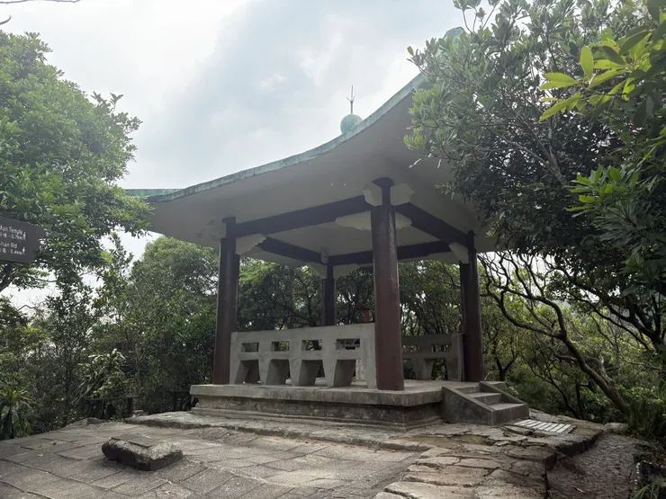 主峰三角點有個涼亭，好好歇腳