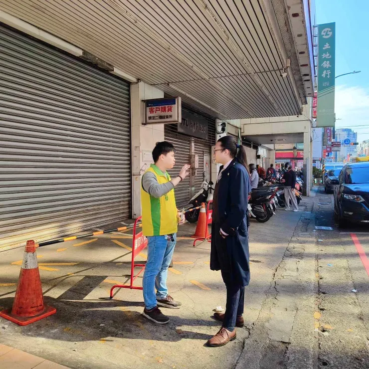 照片中可看出退縮地停滿機車,有時甚至還有汽車停放。