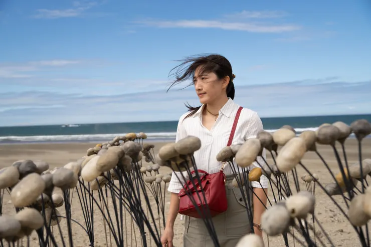 「漂浮的岩層」，看看我那無法控制的頭髮，就知道風有多大