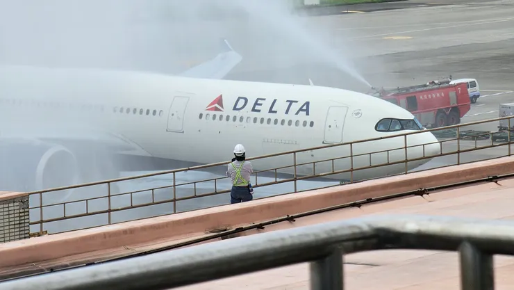 機場公司安排消防車替達美航空接風洗塵!這是噴水水門禮!