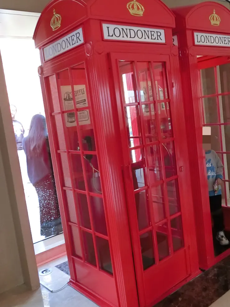 紅色的經典電話亭！其實我挺喜歡電話亭這種東西，不過它們正慢慢消失。