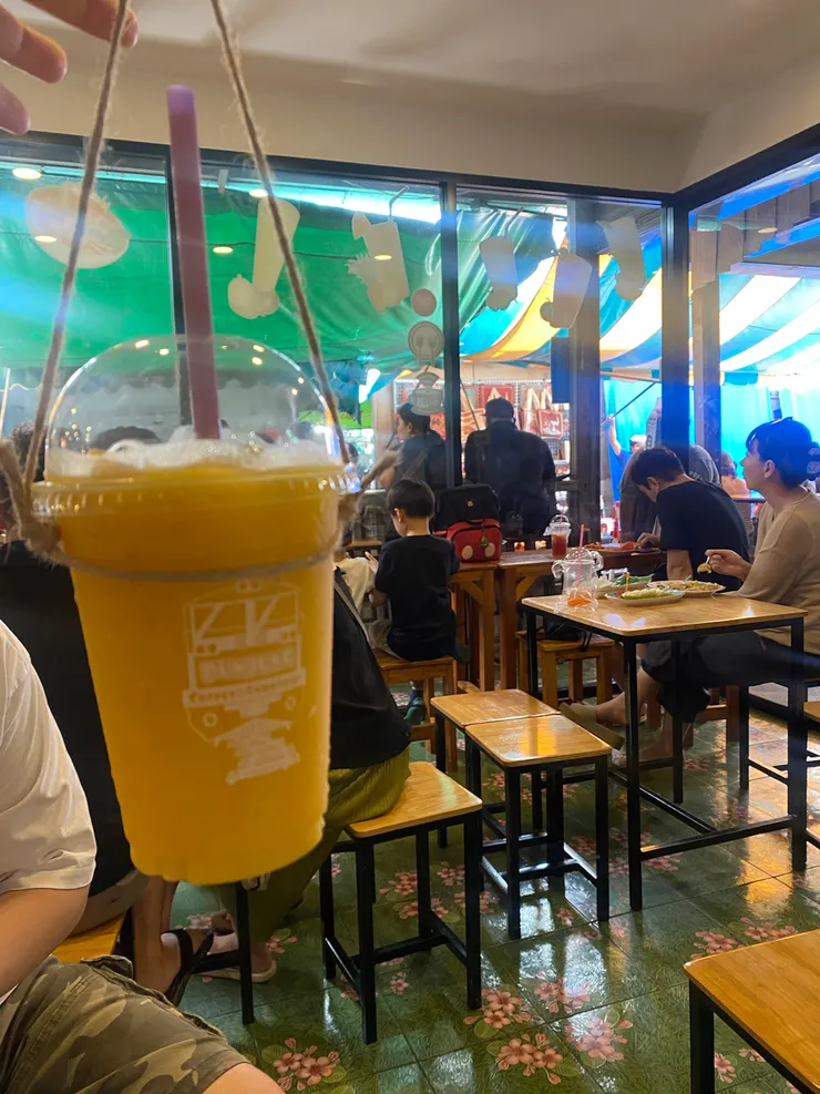 這間在鐵路中段的咖啡廳是夏天的救星