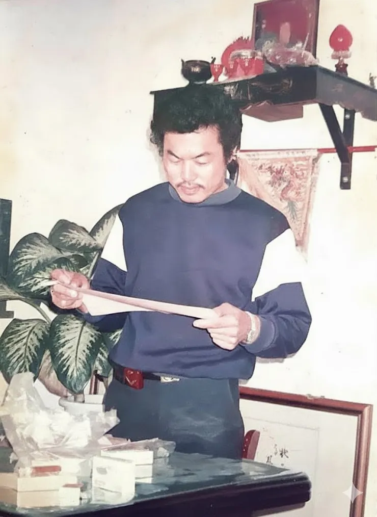 父親是白手起家的生意人，事業有成後仍不忘助人。