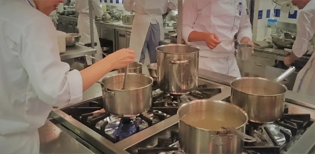 Chin Chin 在廚房裡