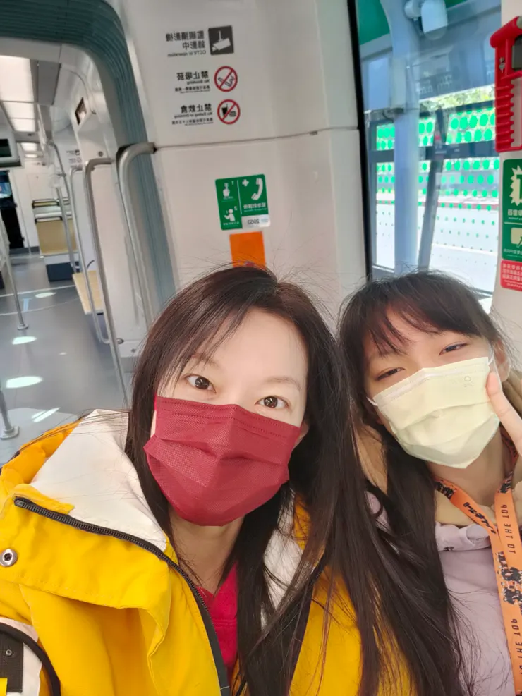 太陽太大了,眼睛睜不開