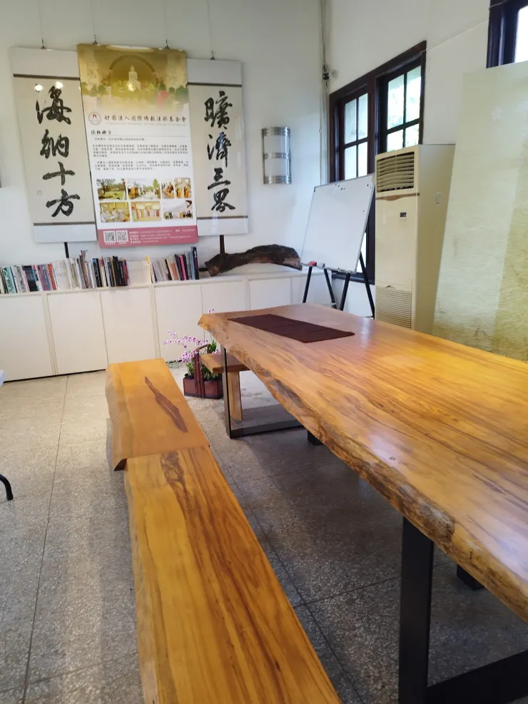 宗教味道濃厚的二樓，河童還遇到一位比丘尼為一位旅客解惑。